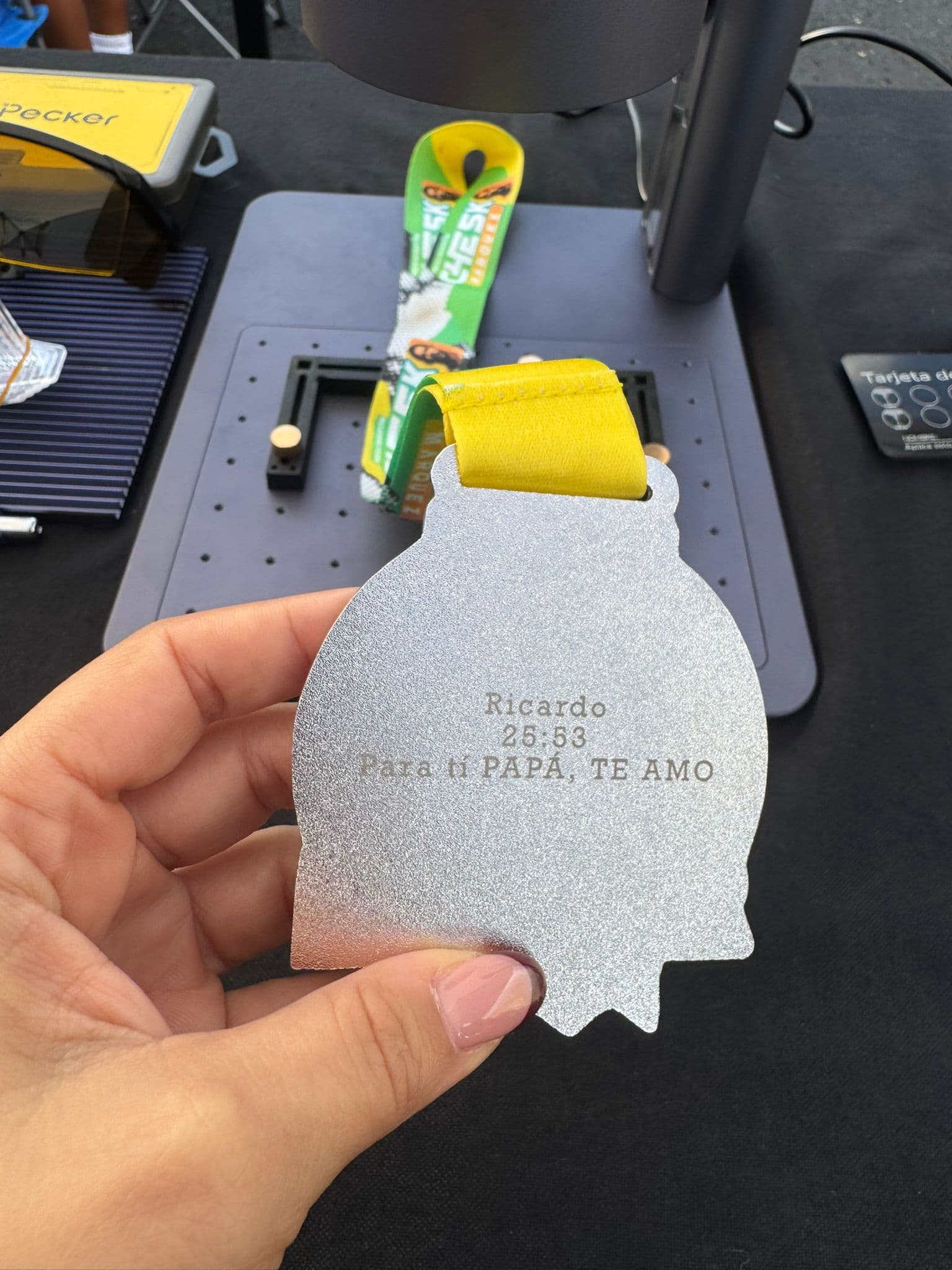 Medalla plateada con mensaje personalizado grabado en sitio